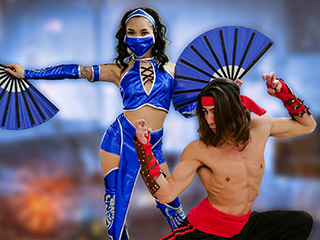 Azjatycka piękność Avery Black zakłada strój i wyposażenie, przygotowując się do walki w Mortal Kombat z azjatyckim przystojniakiem Davidem Lee. Obaj będą walczyć, aż przyjdzie kolej Davida, by ją WYKOŃCZYĆ!