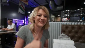 Dez Hansen suge și este futută de un pula mare și negru în public